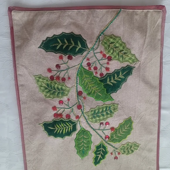 BELLA LUX HOLIDAY TABLE RUNNER NWT 13"X 72" - Picture 6 of 12